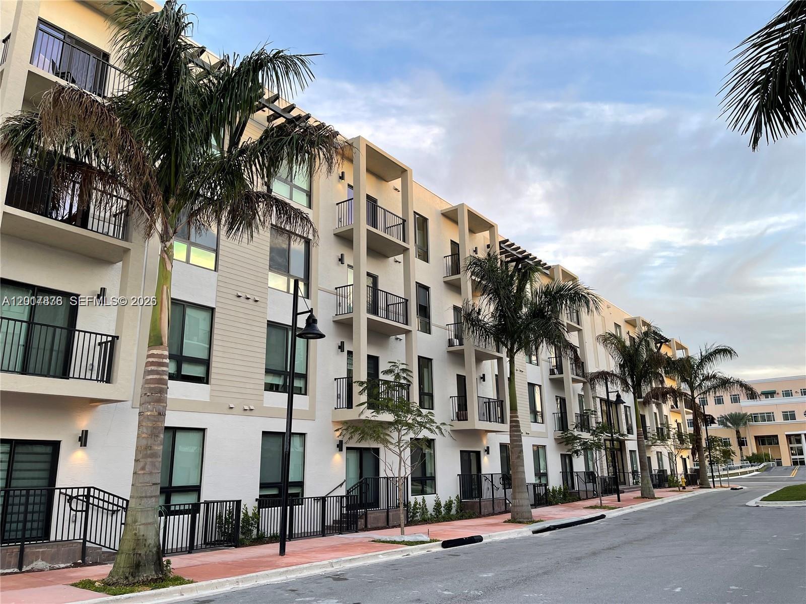 DOWNTOWN DORAL SOUTH PHAS - Residential