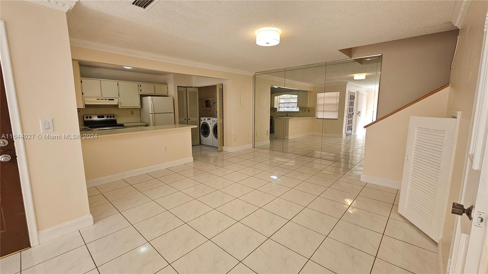 KENDALL LKS E LAKEVIEW TH - Residential Lease