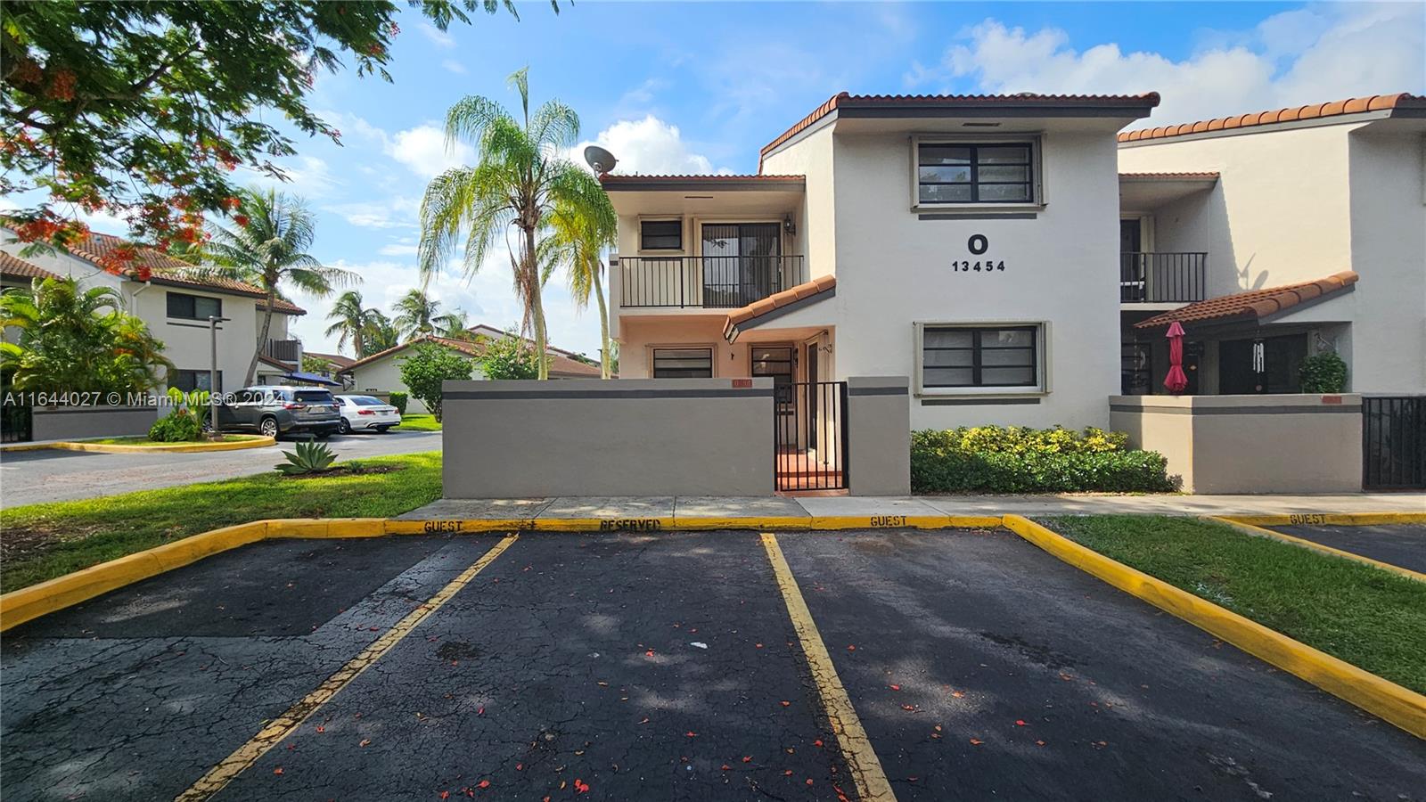 Nice 2 story townhouse freshly painted. 2/2.5 in great Kendall community. Open concept with plenty of space to entertain. All tile on first floor and laminated floors upstairs.  Accordion hurricane shutters. Community pool, minutes from shopping centers.