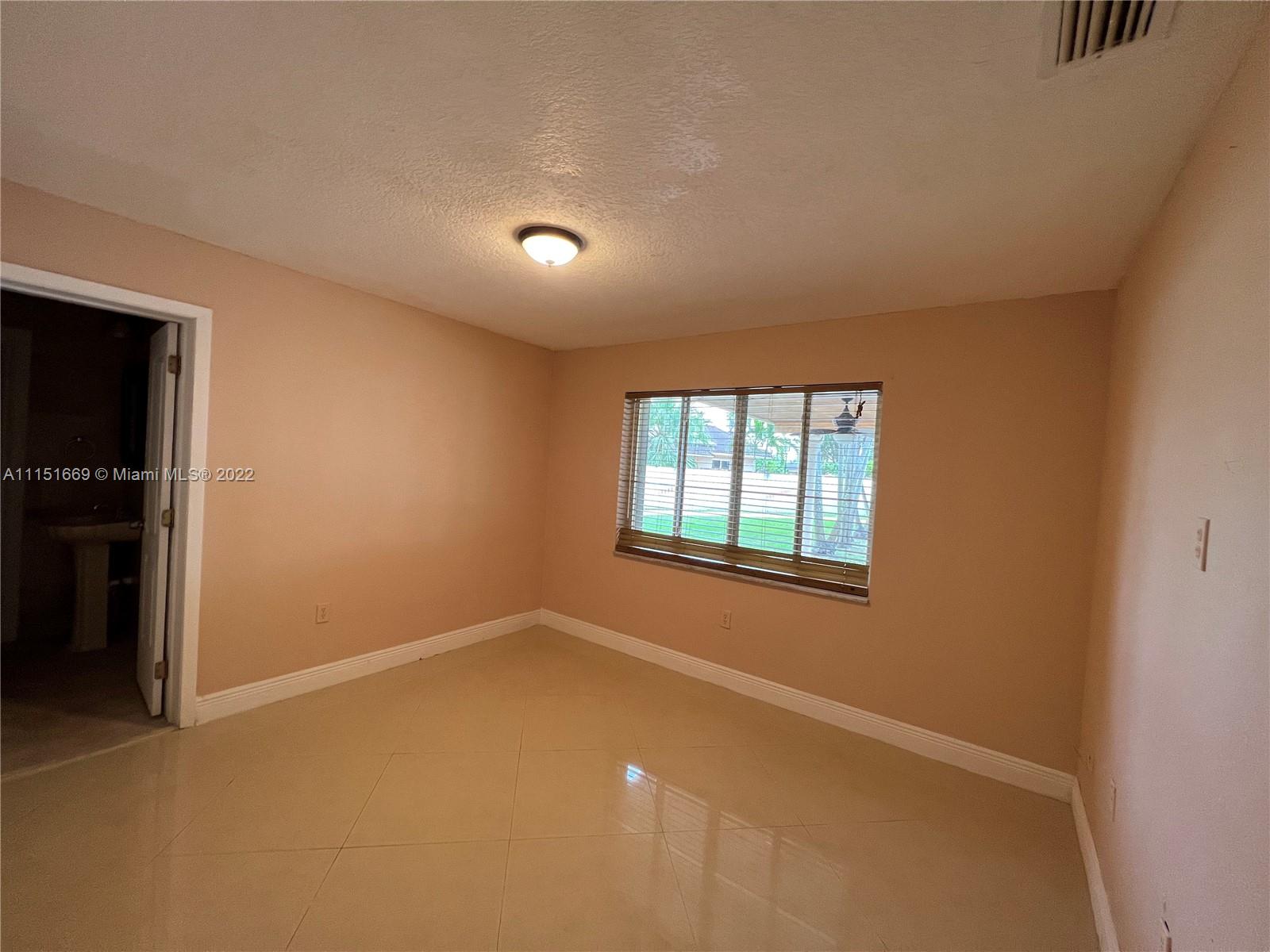 INTERNATIONAL GARDENS SEC - Residential Lease