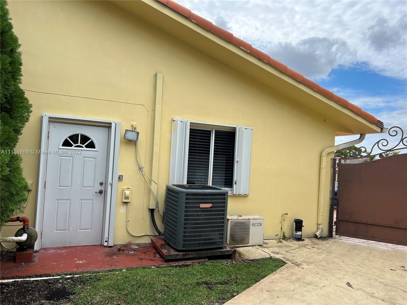 INTERNATIONAL GARDENS SEC - Residential Lease