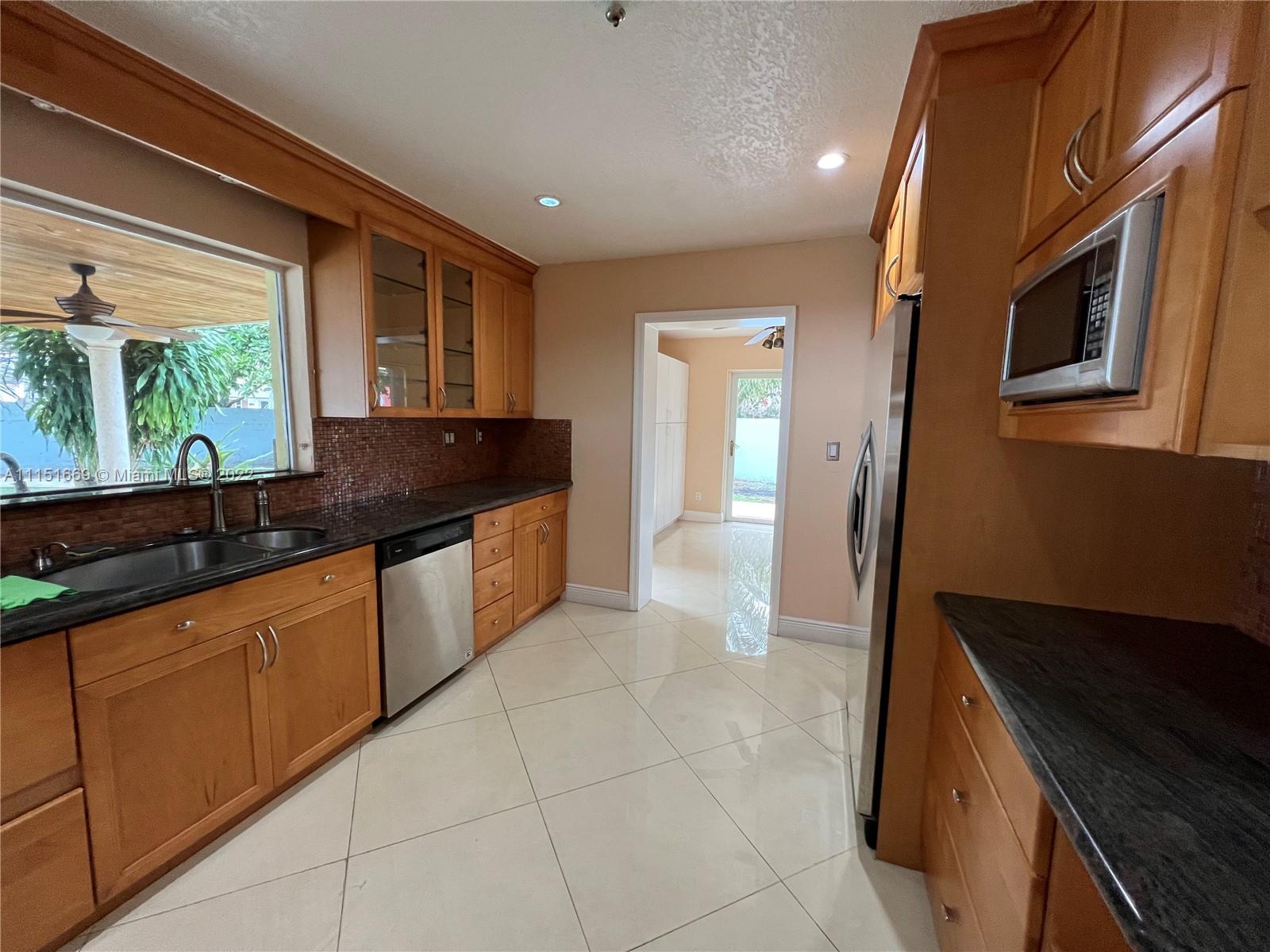 INTERNATIONAL GARDENS SEC - Residential Lease