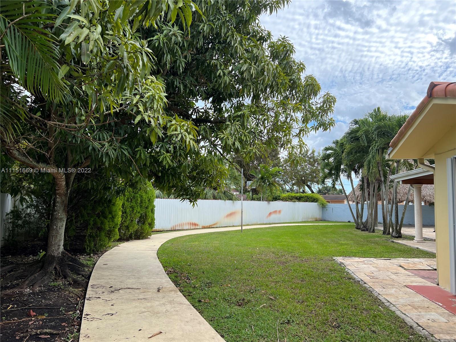 INTERNATIONAL GARDENS SEC - Residential Lease
