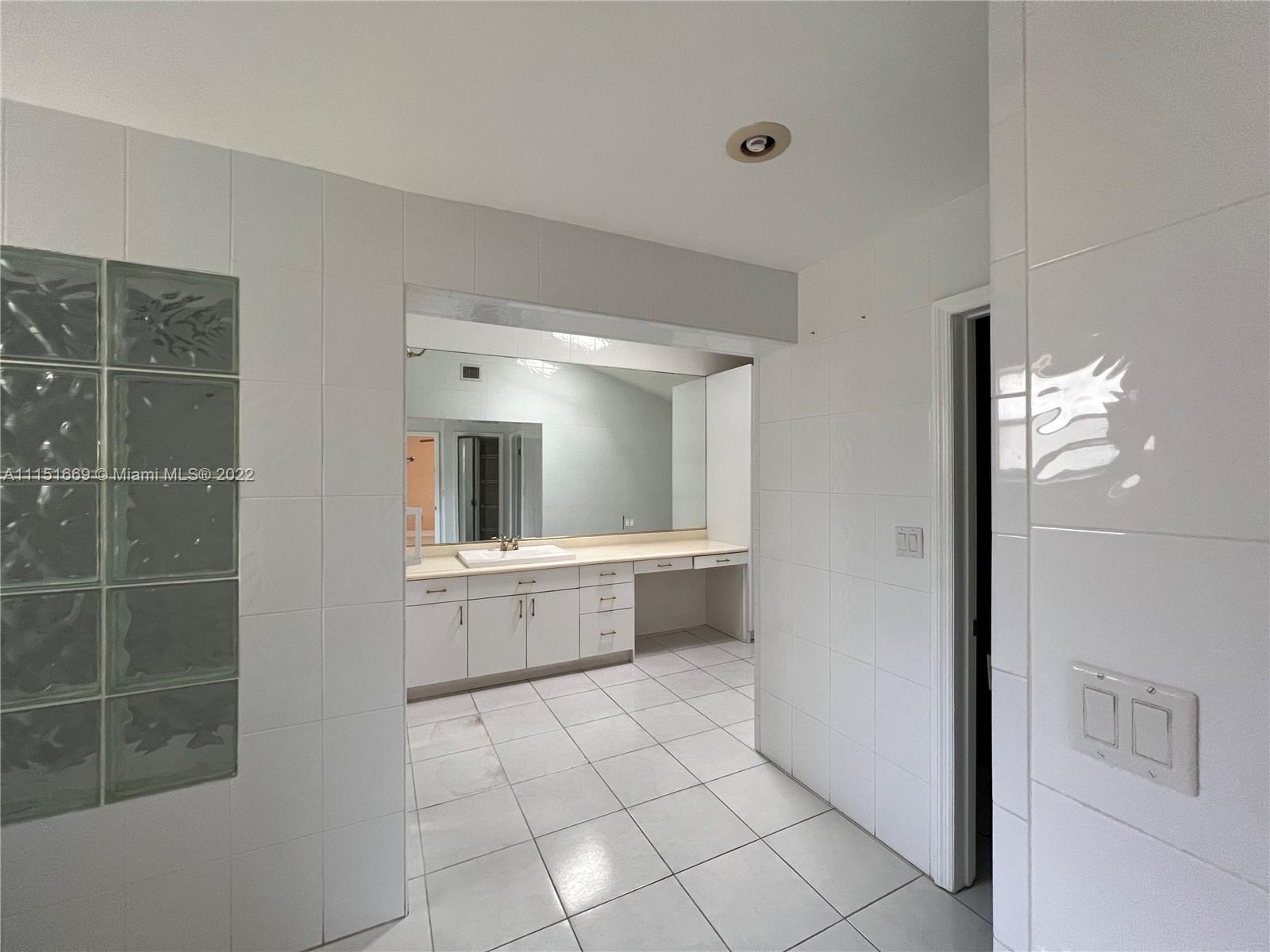 INTERNATIONAL GARDENS SEC - Residential Lease