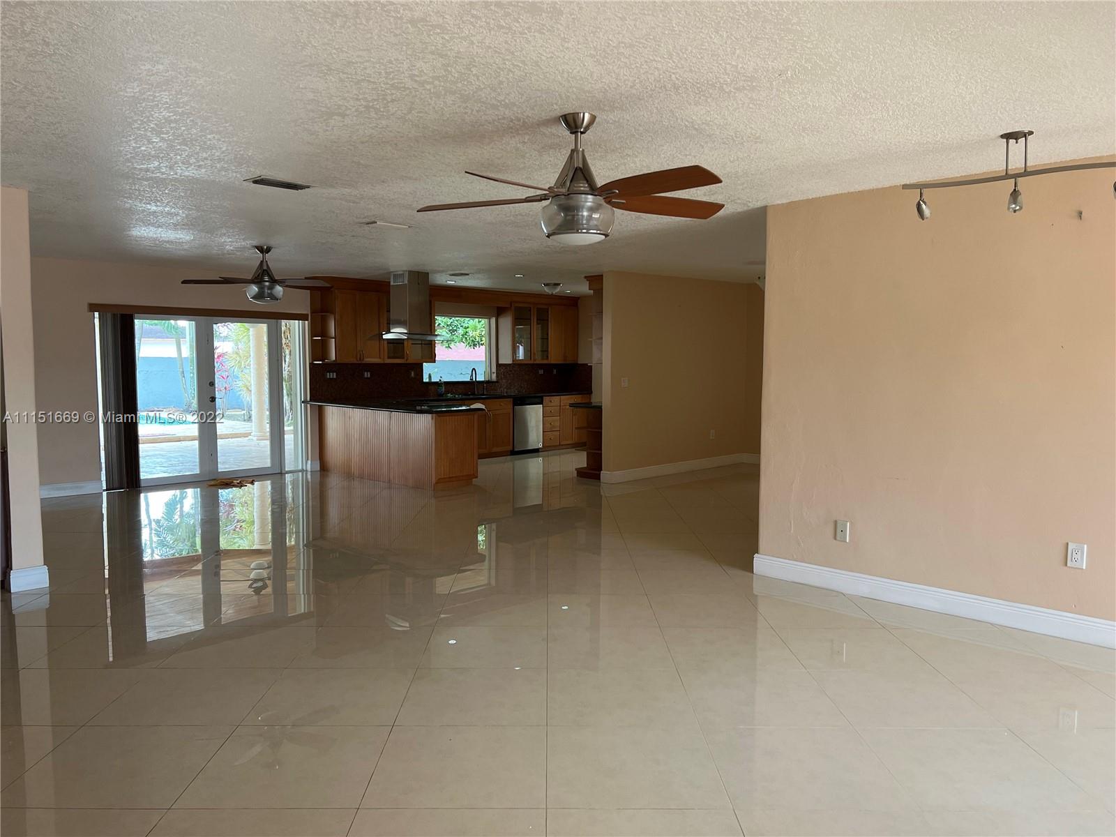 INTERNATIONAL GARDENS SEC - Residential Lease
