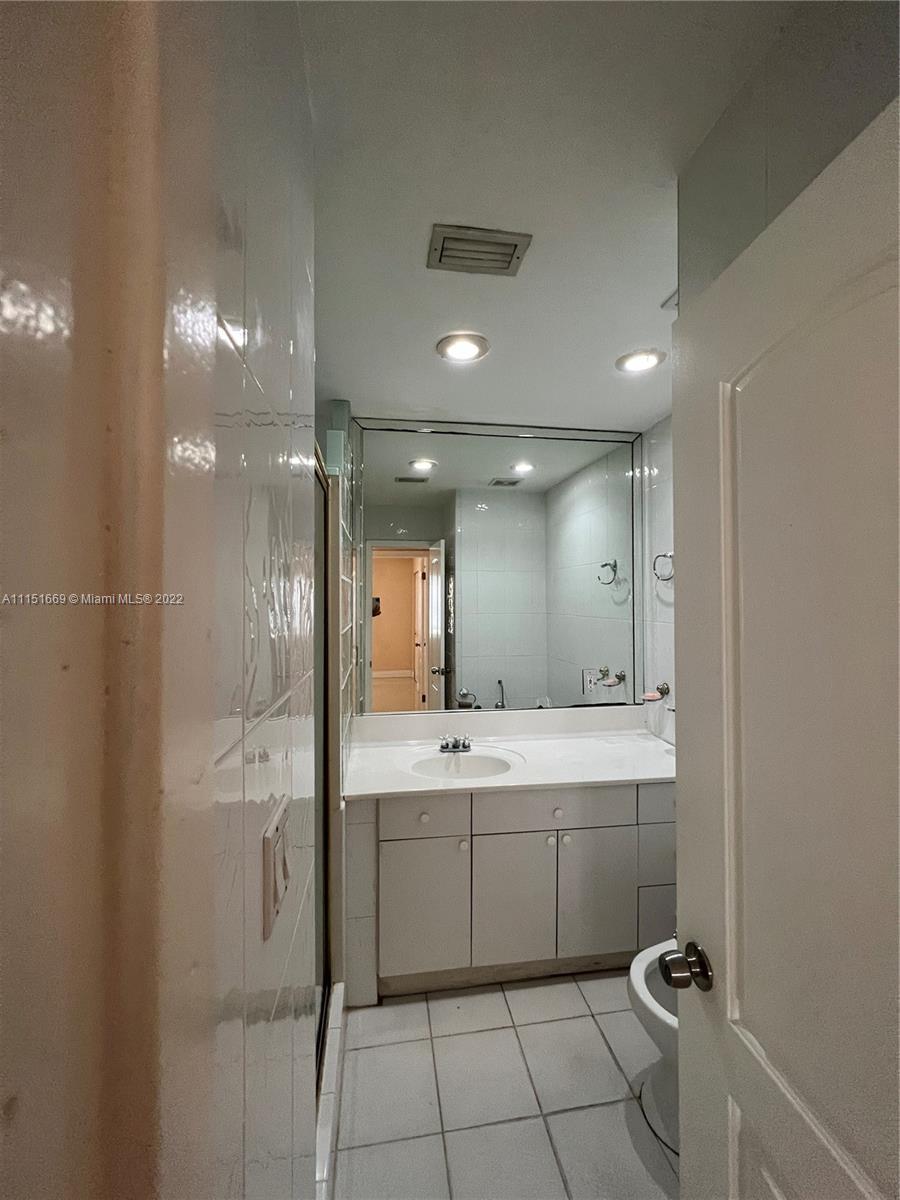 INTERNATIONAL GARDENS SEC - Residential Lease