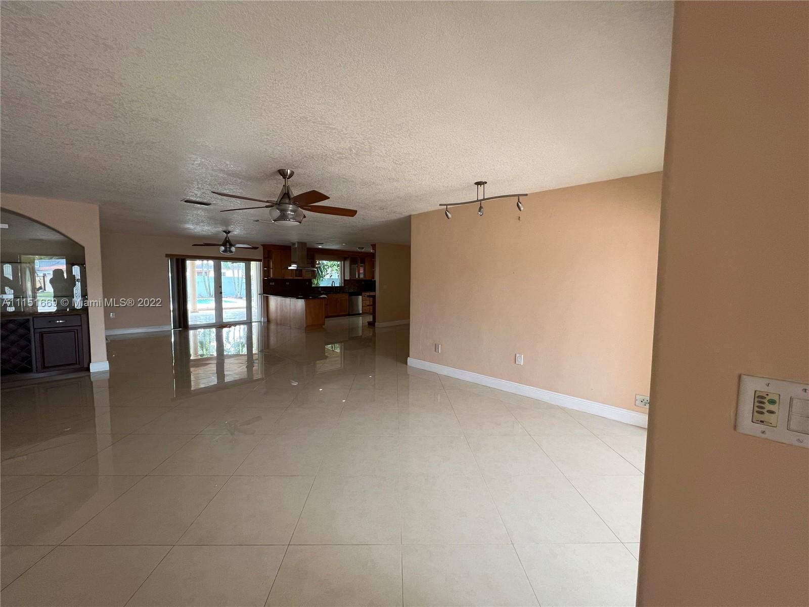 INTERNATIONAL GARDENS SEC - Residential Lease