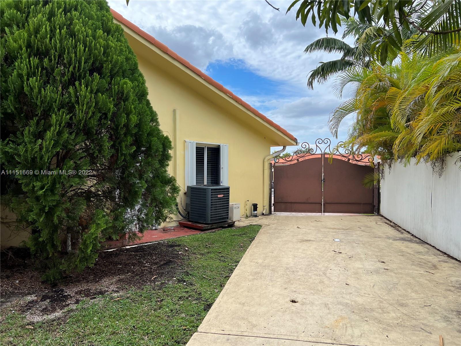 INTERNATIONAL GARDENS SEC - Residential Lease
