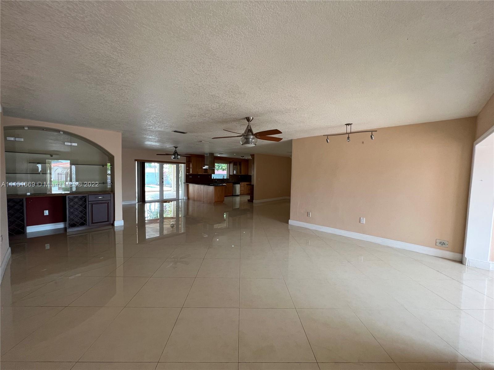 INTERNATIONAL GARDENS SEC - Residential Lease