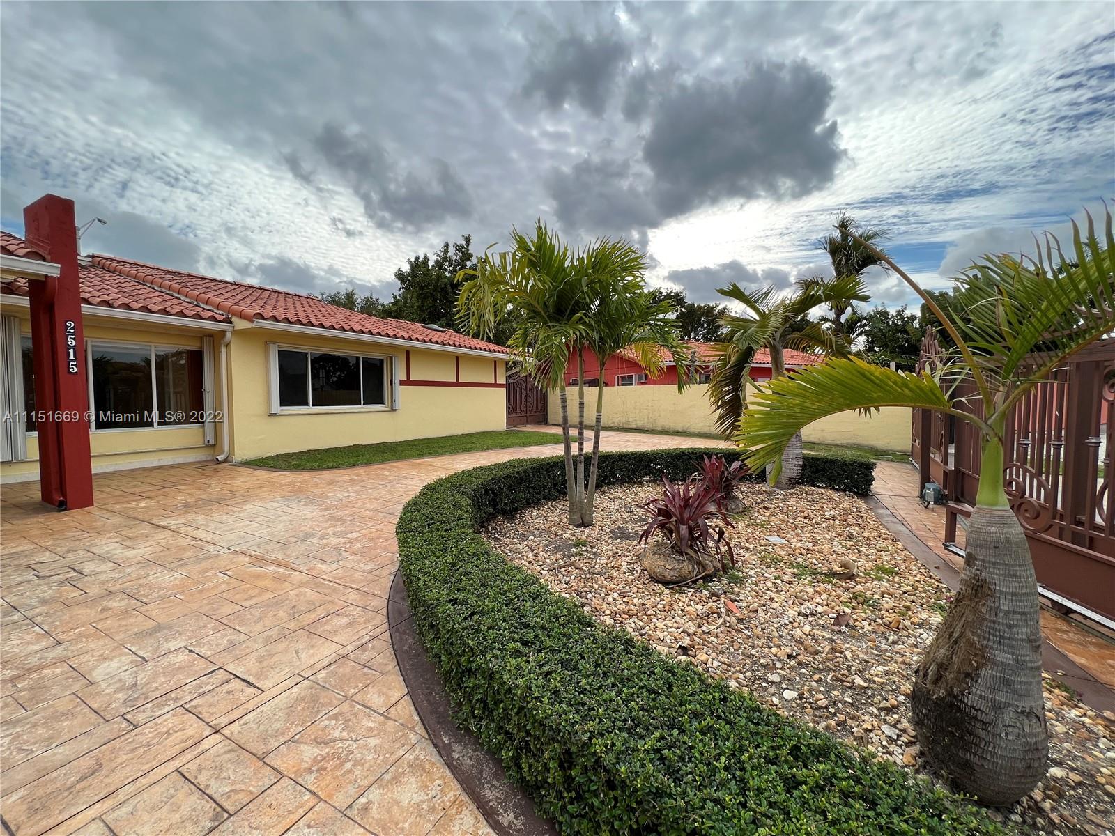 INTERNATIONAL GARDENS SEC - Residential Lease
