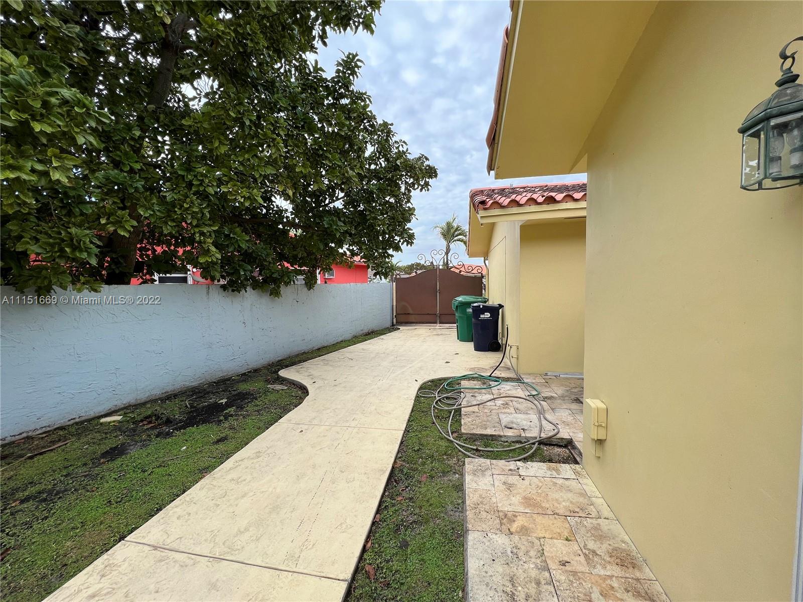 INTERNATIONAL GARDENS SEC - Residential Lease
