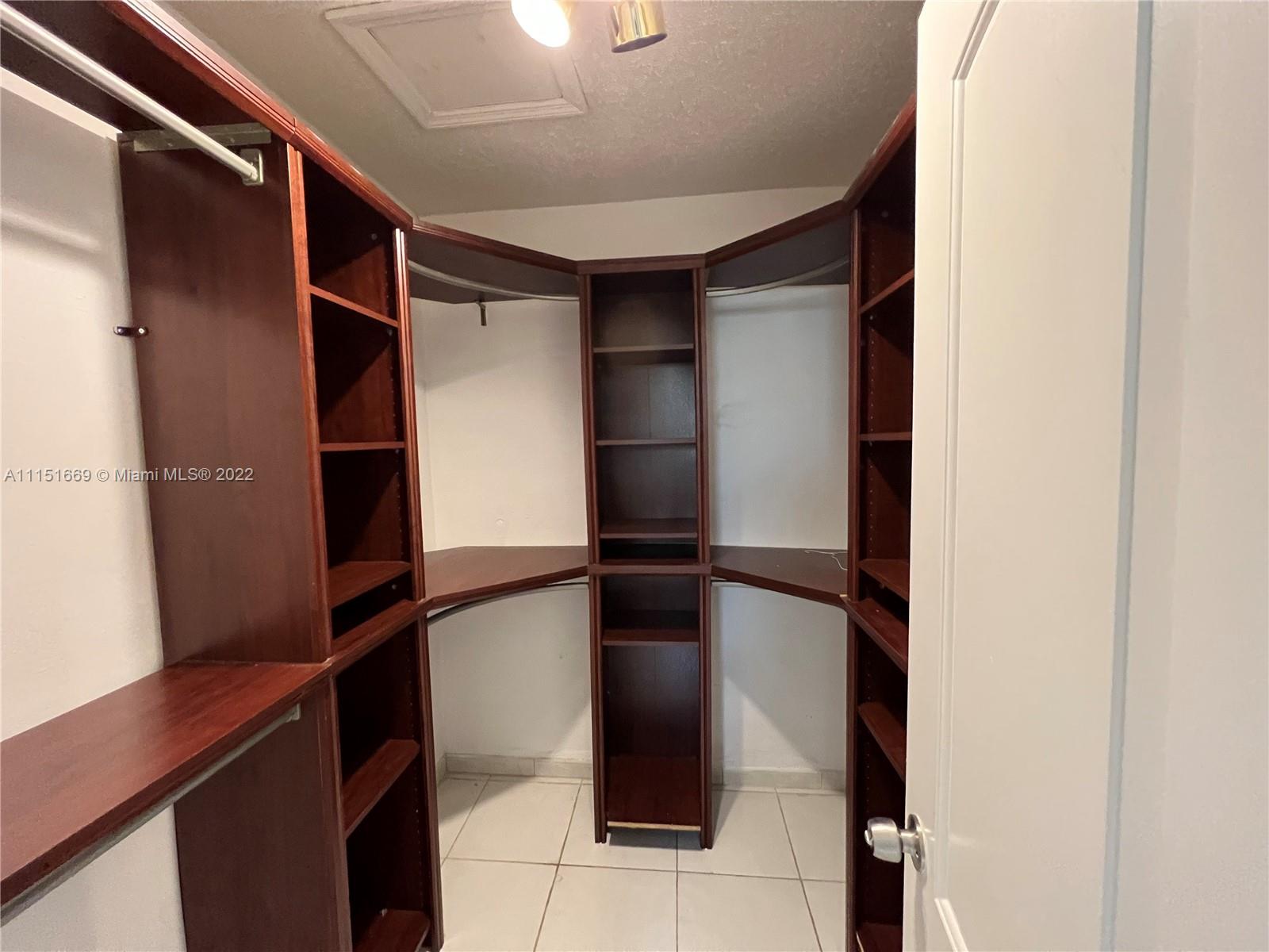 INTERNATIONAL GARDENS SEC - Residential Lease