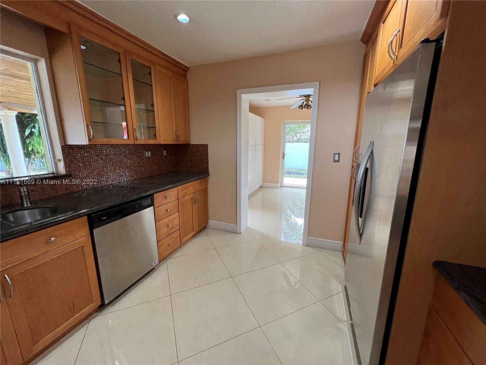 INTERNATIONAL GARDENS SEC - Residential Lease