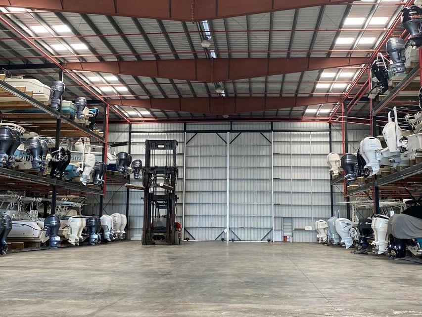 **FOR RENT - 36' BOAT RACK - The Boat House Marina is located close to Vaca Cut and Key Colony Channel for
easy access to both the ocean and bay. Rack 37C is 36' long, 9' 6'' wind and 8' 4'' tall. Unlimited, scheduled
IN/OUT splash service provided. Fuel and dockmaster on site. Parking, fish cleaning area, use of the pool at Coral
Lagoon and video surveillance. constructed to 155 mph wind code. Truly a ''First Class Marina'' operation. Boat
ramp on site for owners use. Boat trailer storage can be arranged on site for an additional charge.