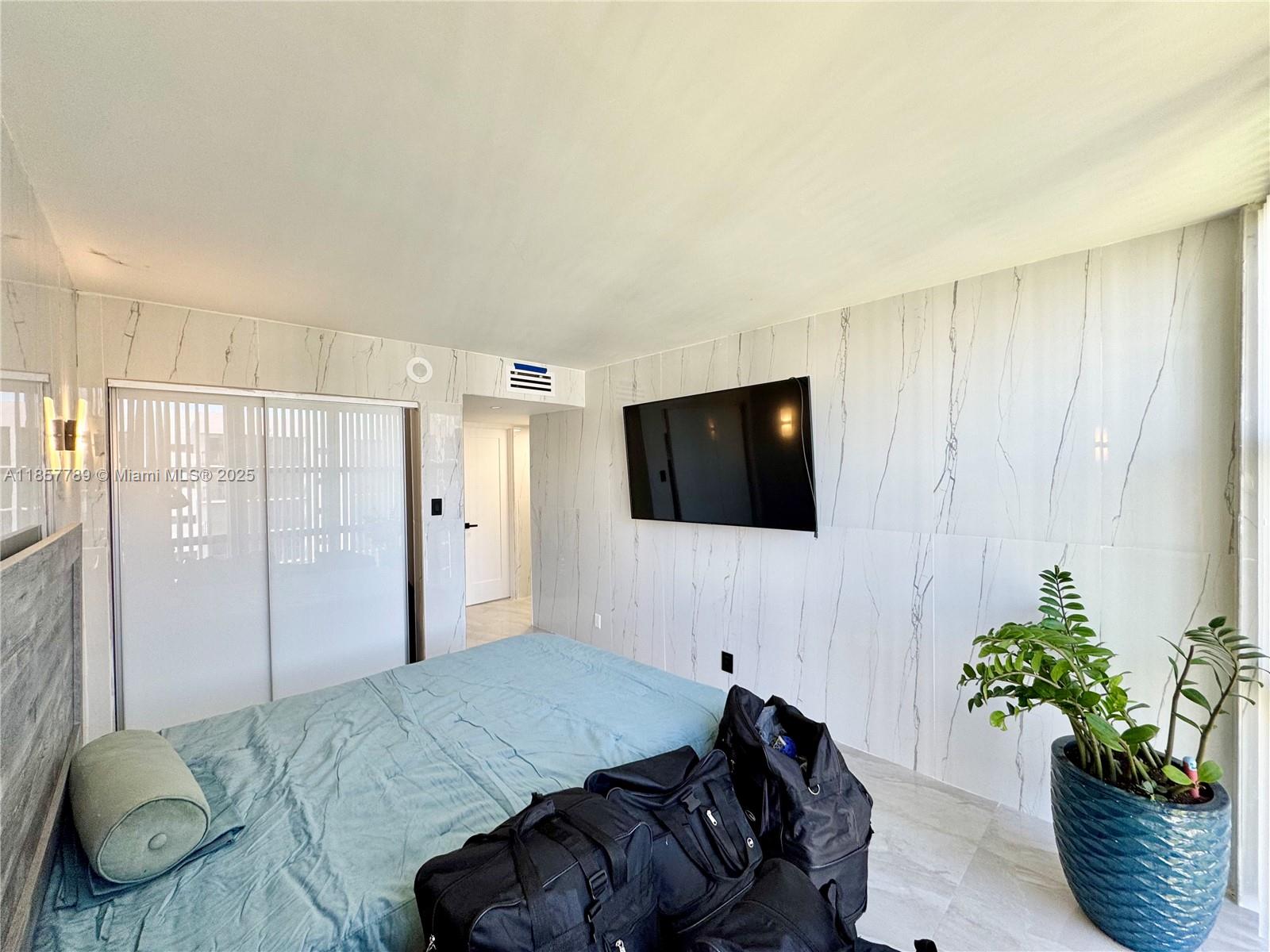 PLAZA OF AMERICAS CONDO P - Residential Lease