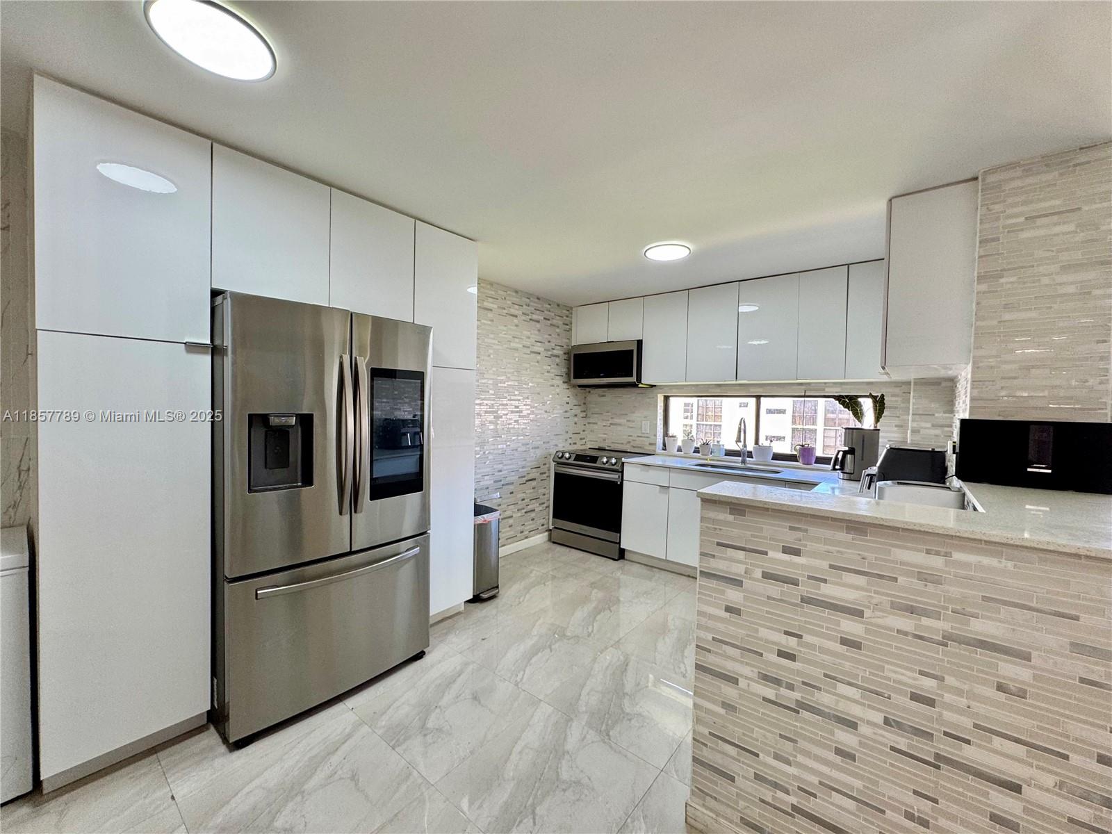 PLAZA OF AMERICAS CONDO P - Residential Lease