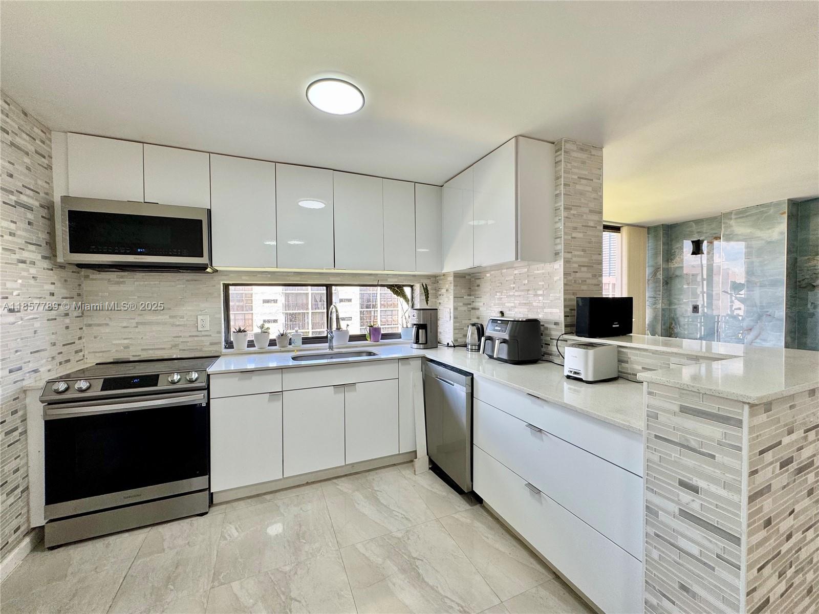 PLAZA OF AMERICAS CONDO P - Residential Lease