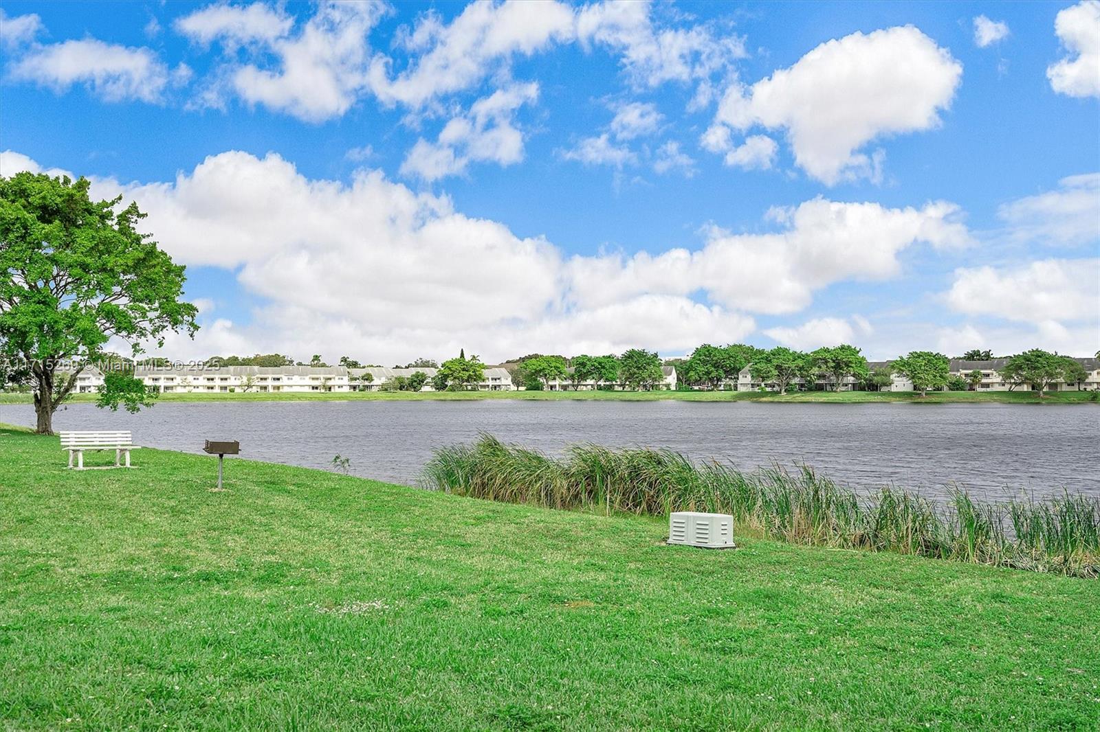 SUMMER LAKE - Residential