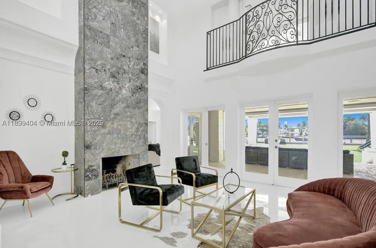 HOLLYWOOD LAKES SECTION - Residential