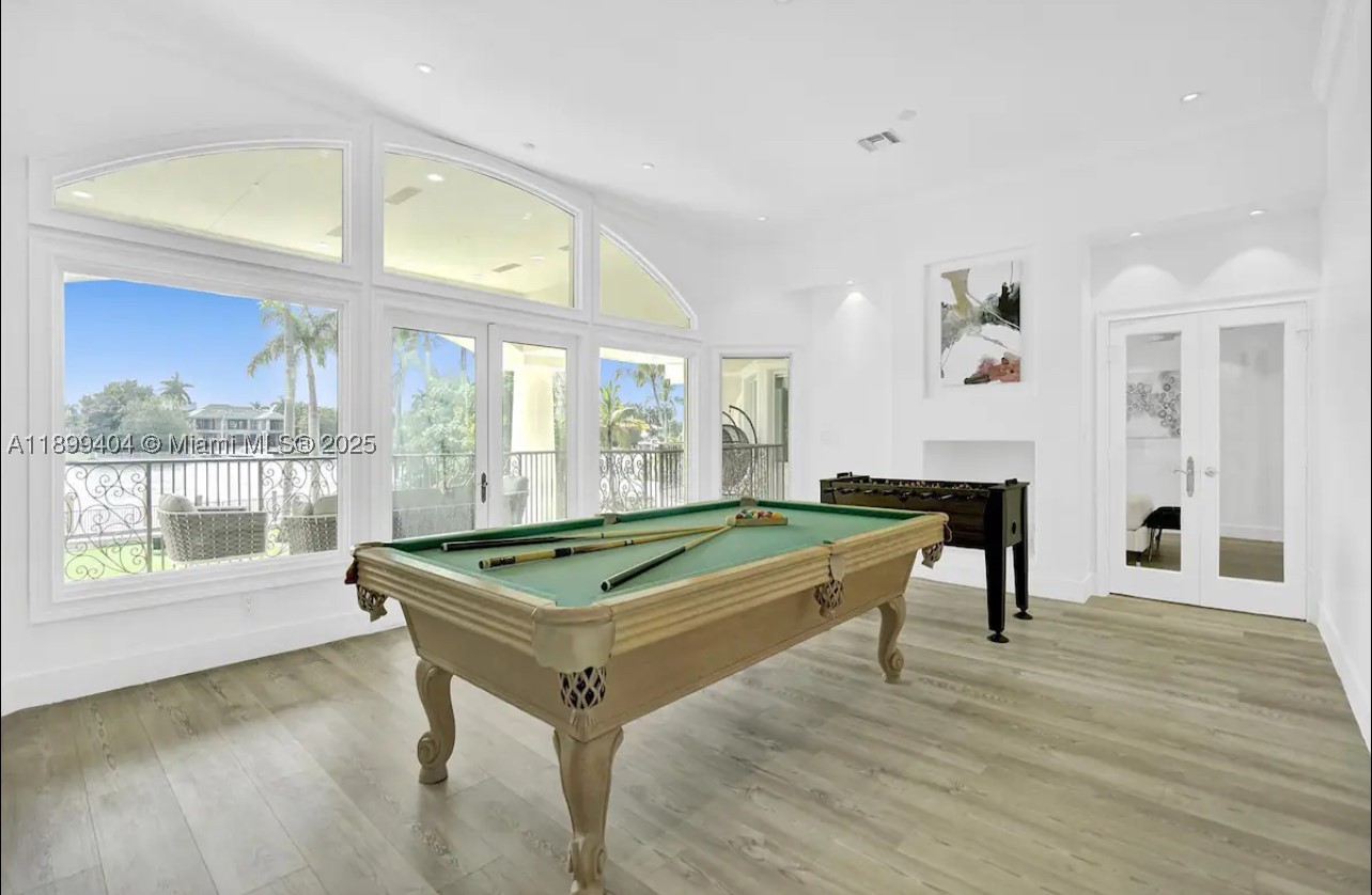 HOLLYWOOD LAKES SECTION - Residential