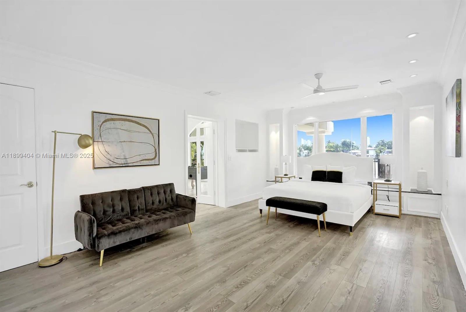 HOLLYWOOD LAKES SECTION - Residential
