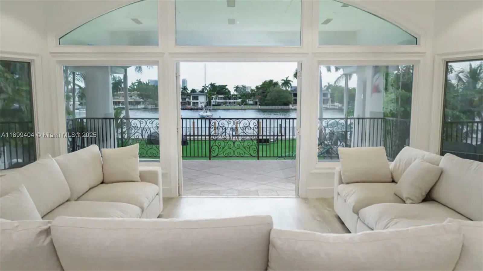 HOLLYWOOD LAKES SECTION - Residential