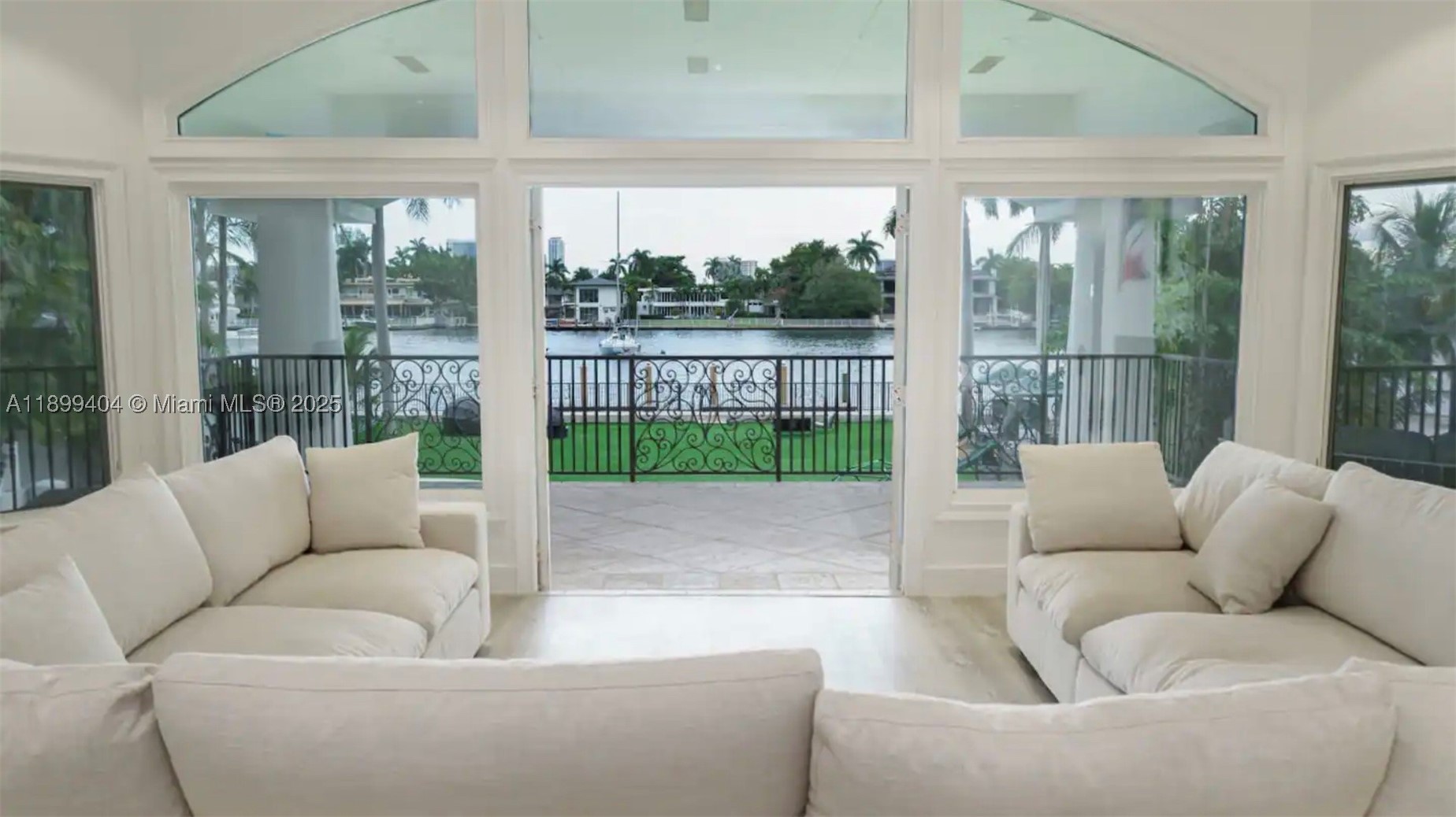 HOLLYWOOD LAKES SECTION - Residential