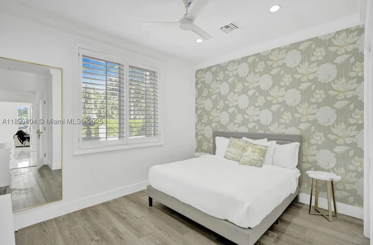 HOLLYWOOD LAKES SECTION - Residential