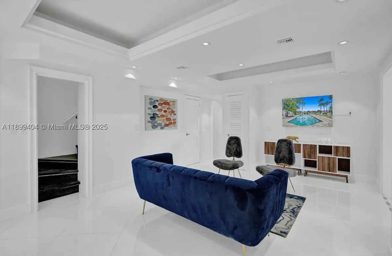 HOLLYWOOD LAKES SECTION - Residential