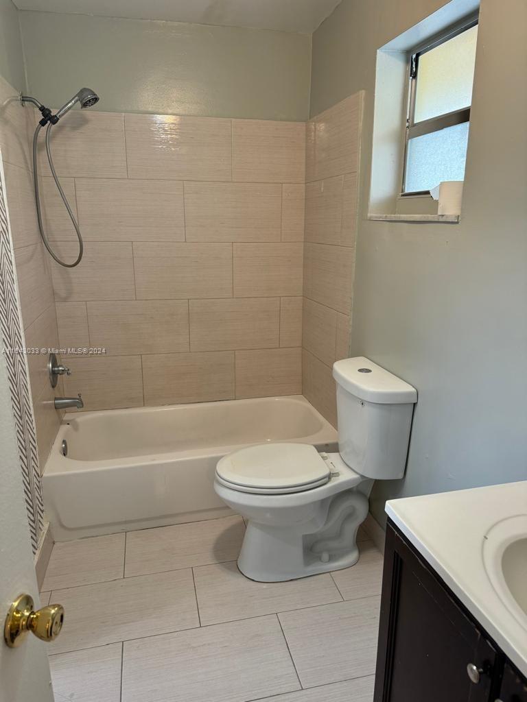 BISCAYNE LAKE GDN BLDG J - Residential Lease