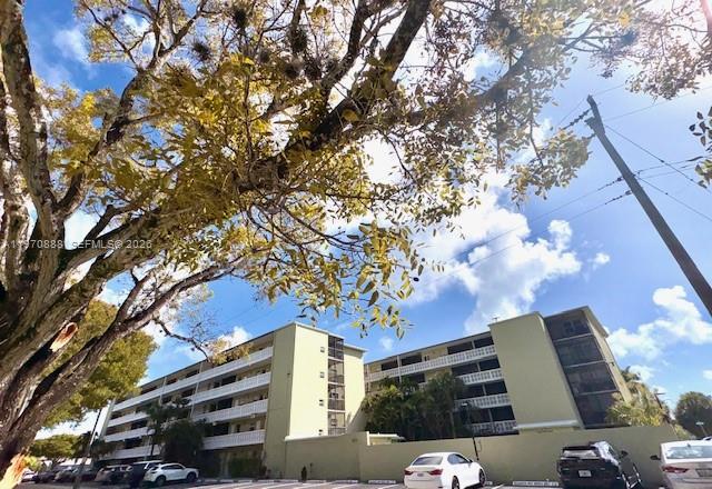 SANTA MONICA CONDOMINIUM - Residential