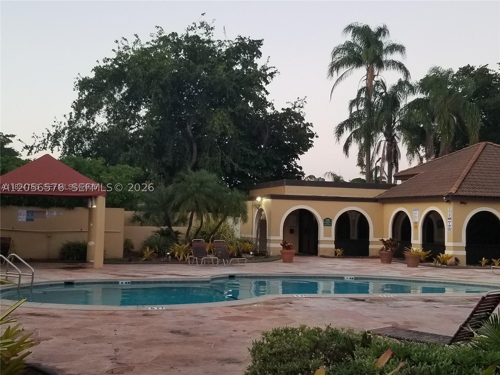THE COURTS AT KENDALL CON - Residential