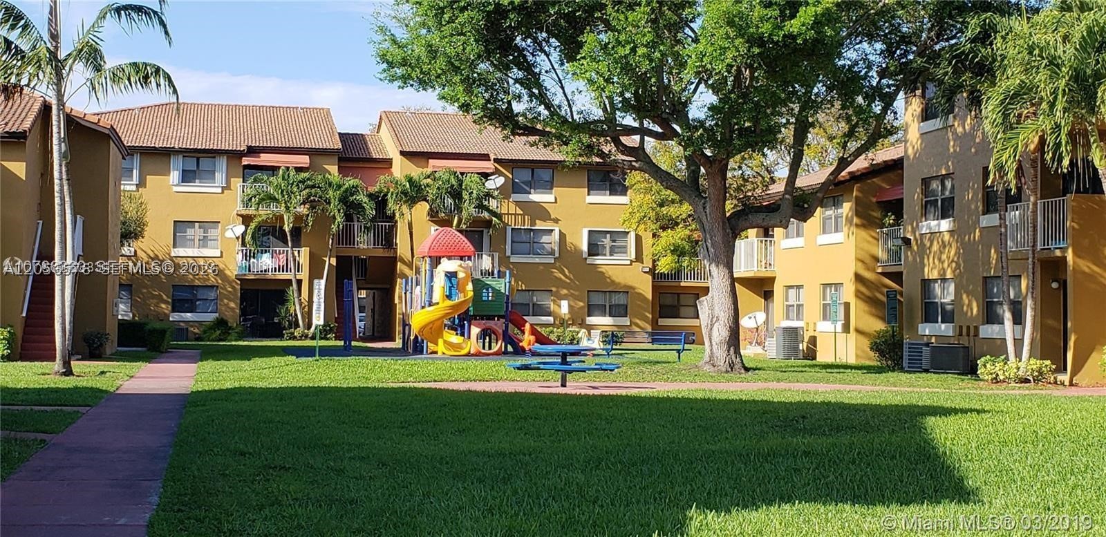 THE COURTS AT KENDALL CON - Residential