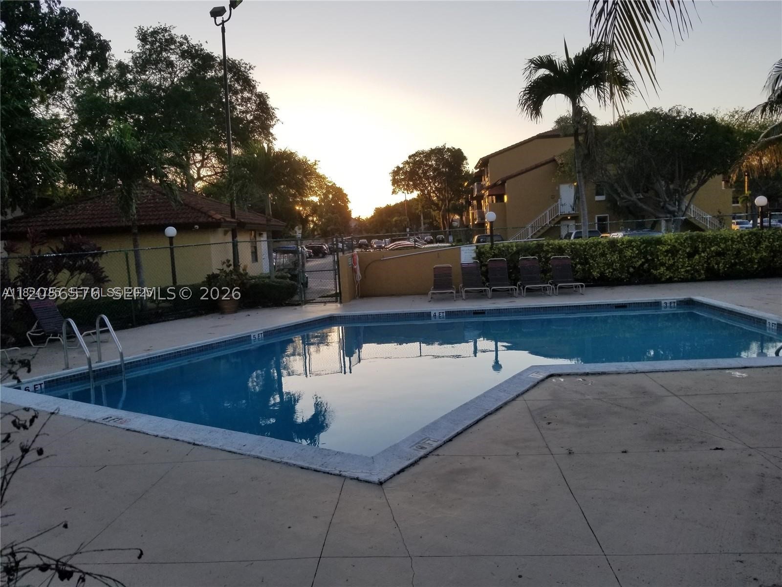 THE COURTS AT KENDALL CON - Residential