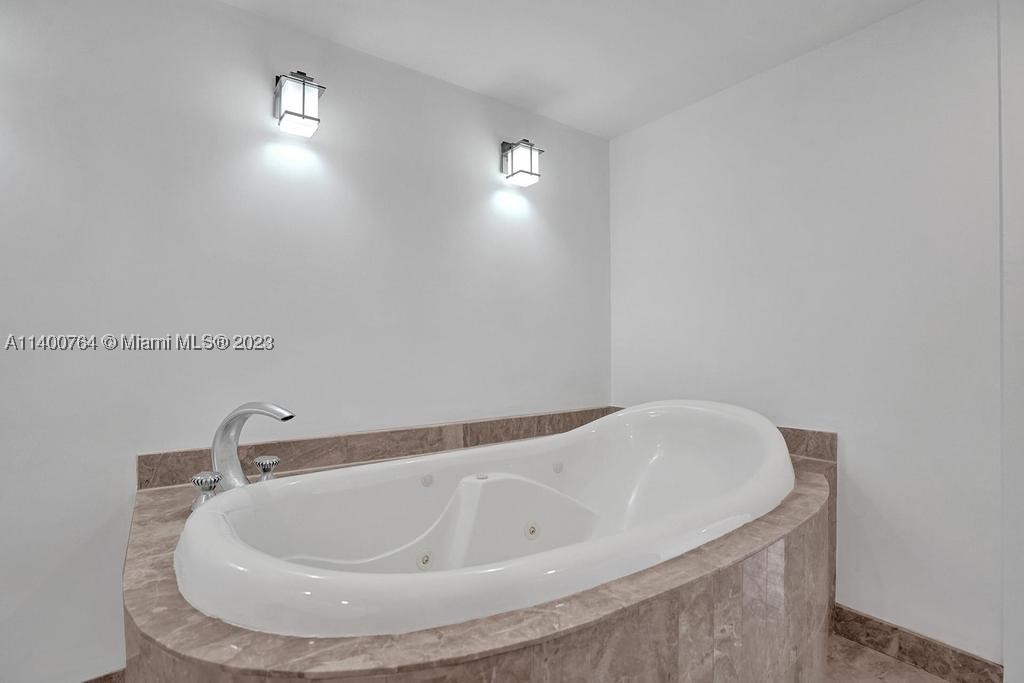 TURNBERRY ISLE SOUTH COND - Residential