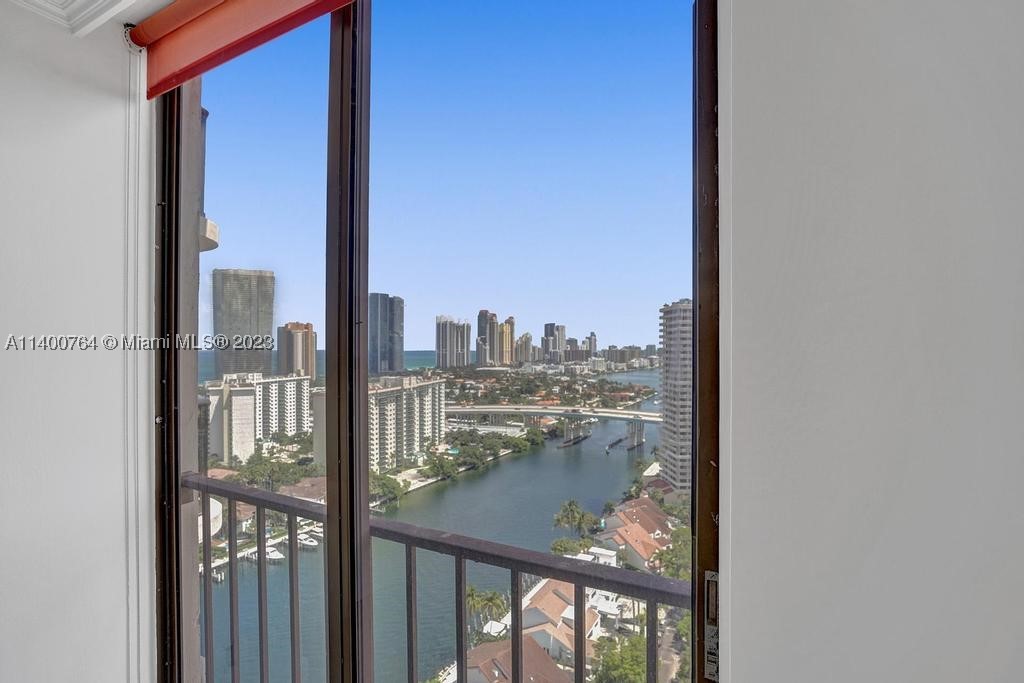 TURNBERRY ISLE SOUTH COND - Residential