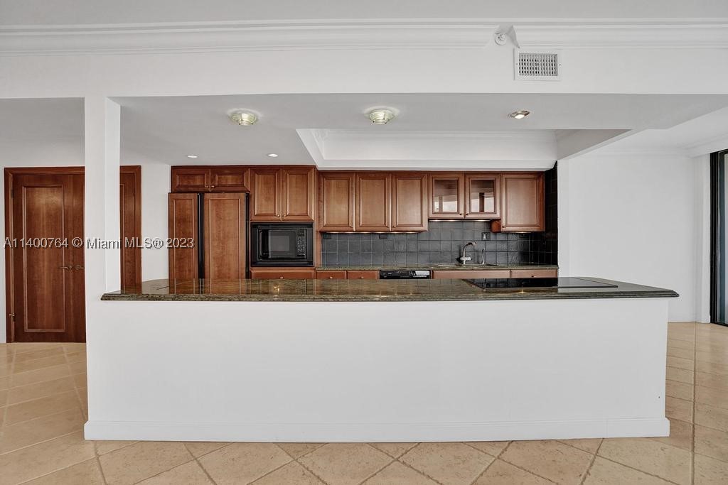 TURNBERRY ISLE SOUTH COND - Residential