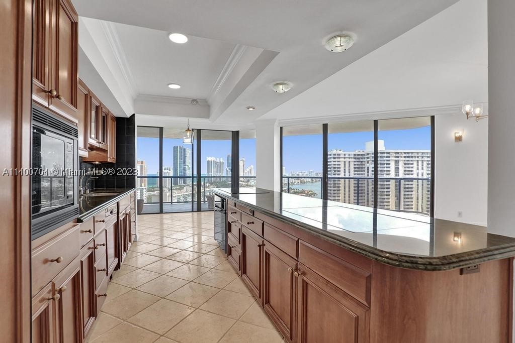TURNBERRY ISLE SOUTH COND - Residential