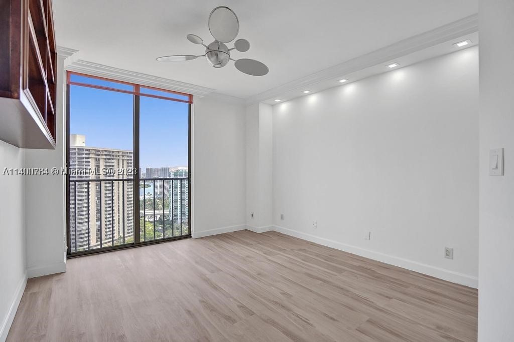 TURNBERRY ISLE SOUTH COND - Residential