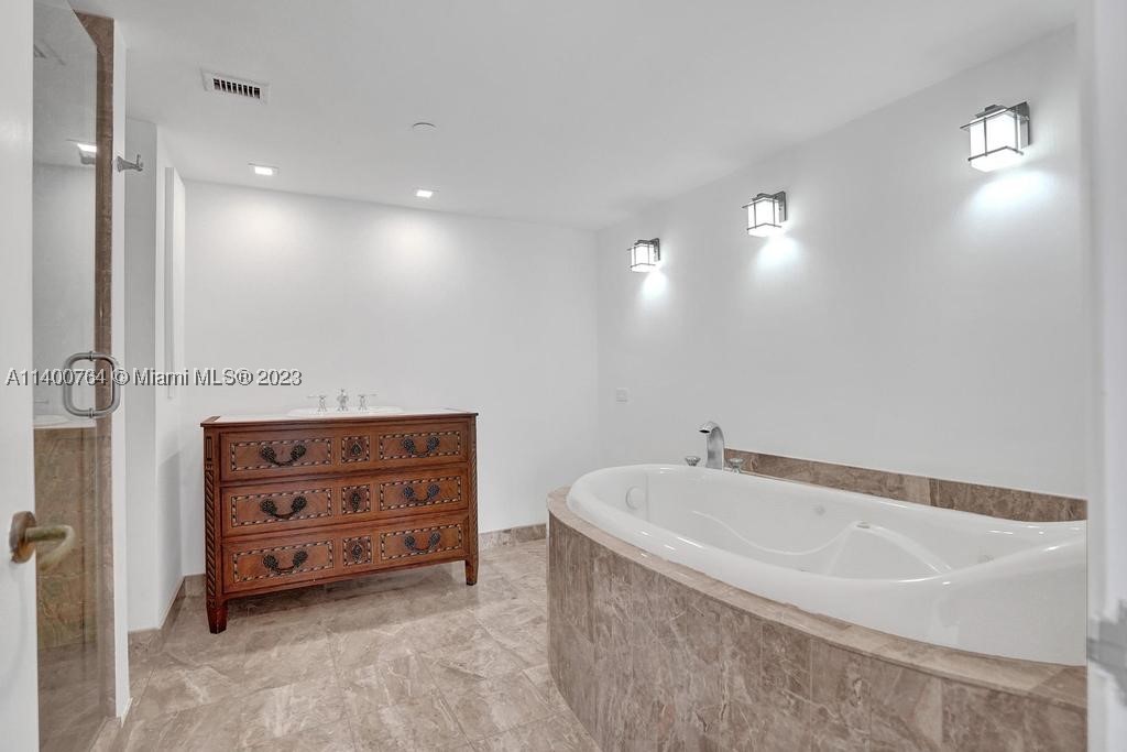 TURNBERRY ISLE SOUTH COND - Residential