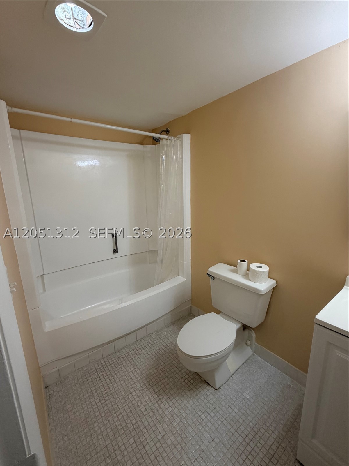 PROMENADE AT KENDALE LAKE - Residential Lease