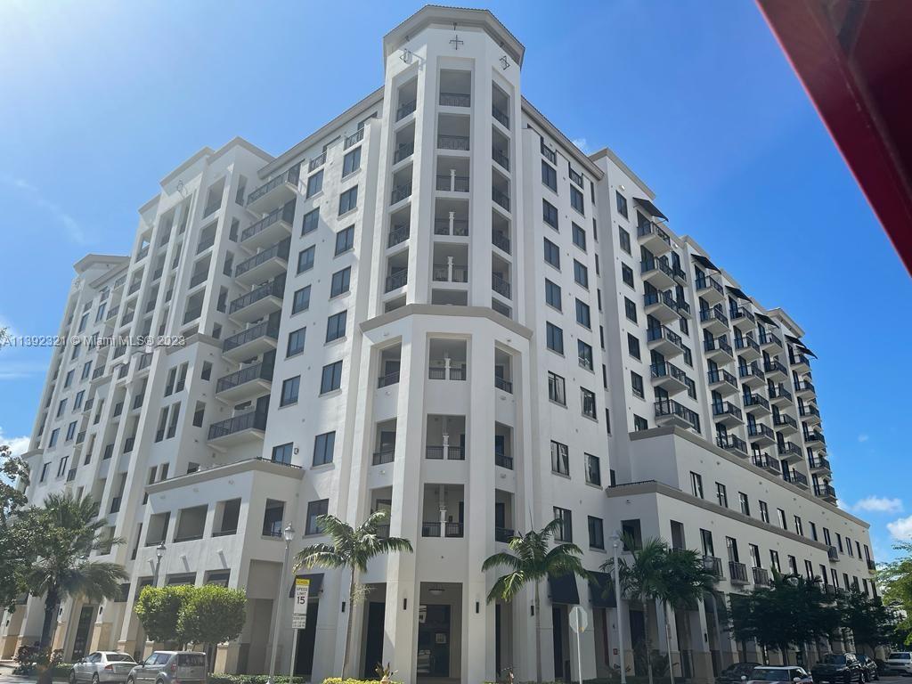 GORGEOUS LOCATION !!! 2 Amazing bedroom + 2 bathroom + wonderful walking closets in the Best location at Coral Gables. Beautiful and Clear Tile Floor . Spacious rooms
with Views and natural Light. Luxurious Bathrooms. Elegant and Funcional Kitchen with white Quartz countertops with fine appliances by Bosh/ Miele. Excellent Laundry Area.
Assigned Parking/Valet Parking .Convenient Business Center. Beautiful event Hall with Kitchen Area.. Big and Sunny Pool with an elegant BBQ Area. 24-hr Concierge.
Walking distance to Merrick Park Shops, Restaurants, Movie Theaters. Close to University of Miami, Miracle Mile, Coconut Grove and Miami International Airport. 18 min From
Brickell . Easy To show.