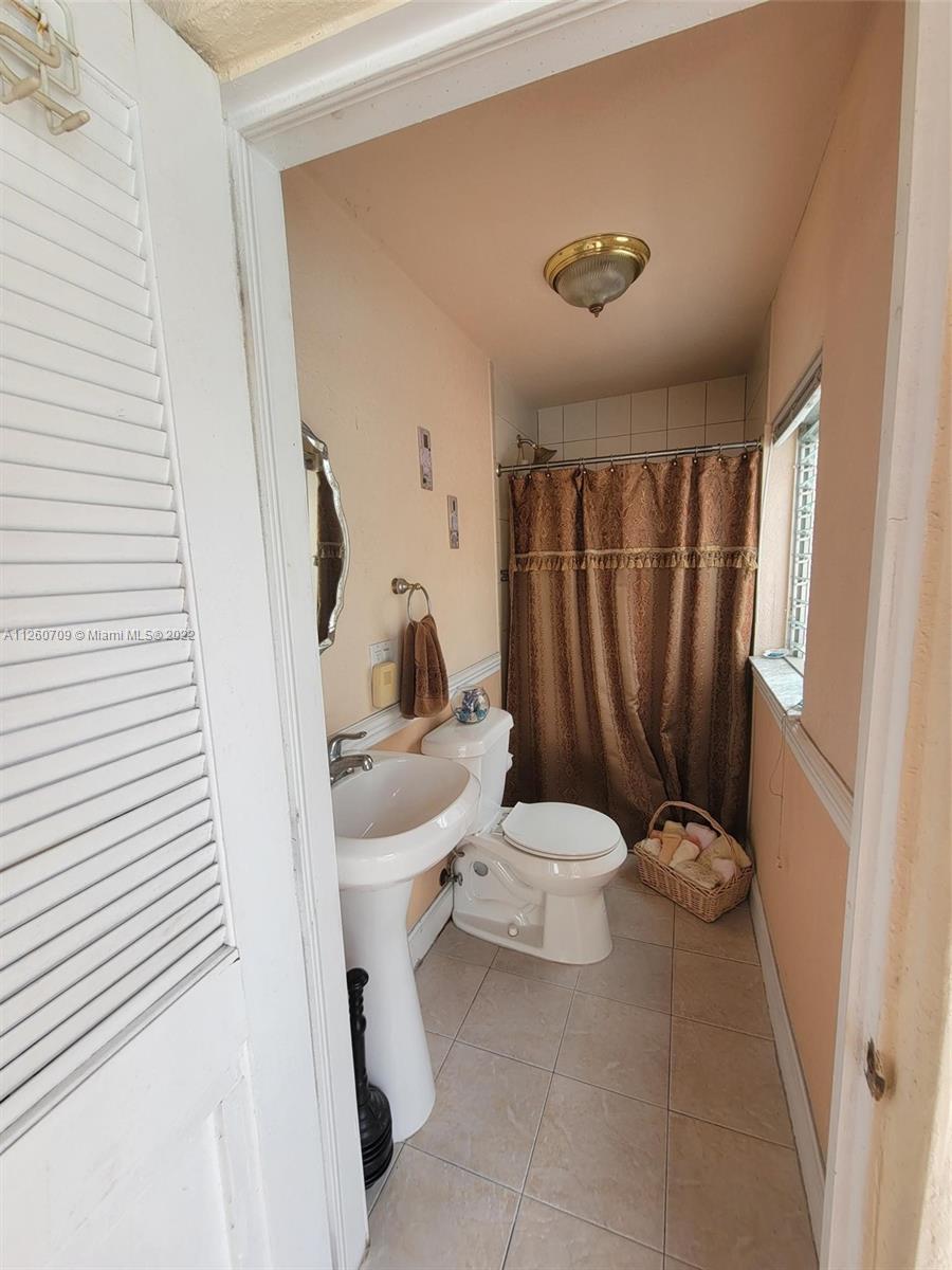 SO MIAMI HEIGHTS ADDN E - Residential Lease
