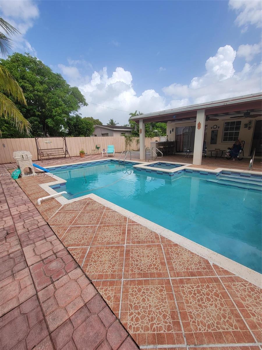 SO MIAMI HEIGHTS ADDN E - Residential Lease