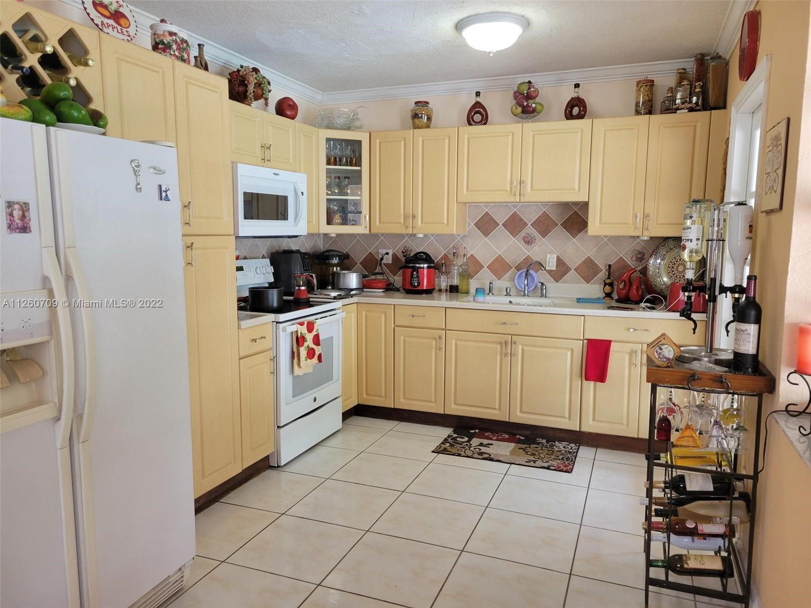 SO MIAMI HEIGHTS ADDN E - Residential Lease