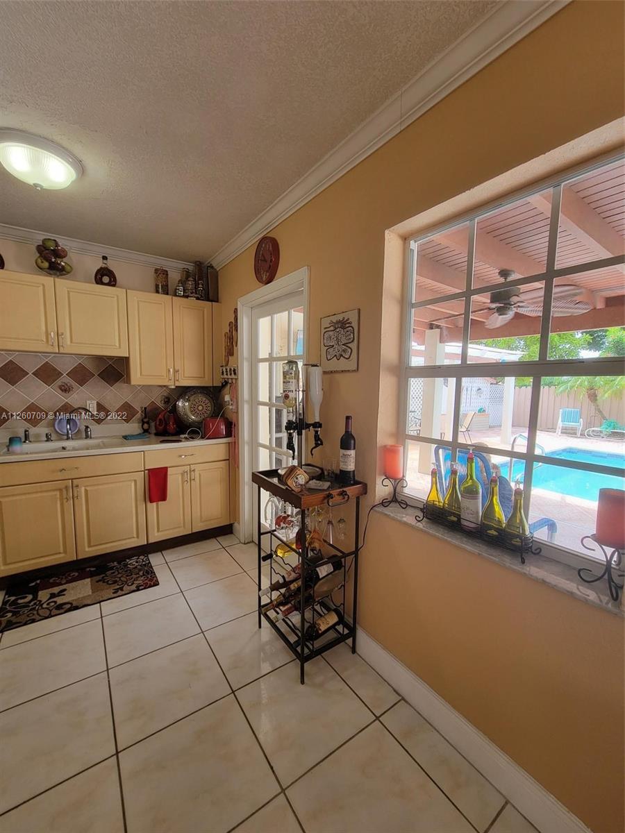 SO MIAMI HEIGHTS ADDN E - Residential Lease