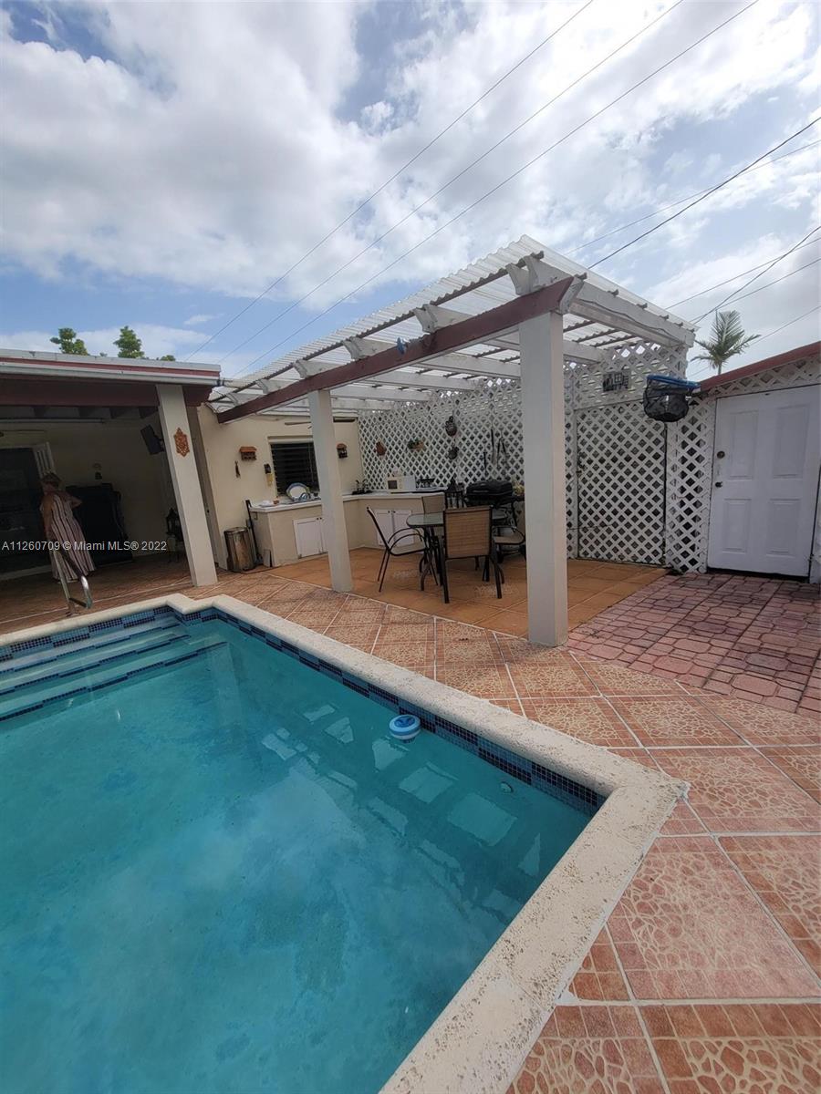 SO MIAMI HEIGHTS ADDN E - Residential Lease