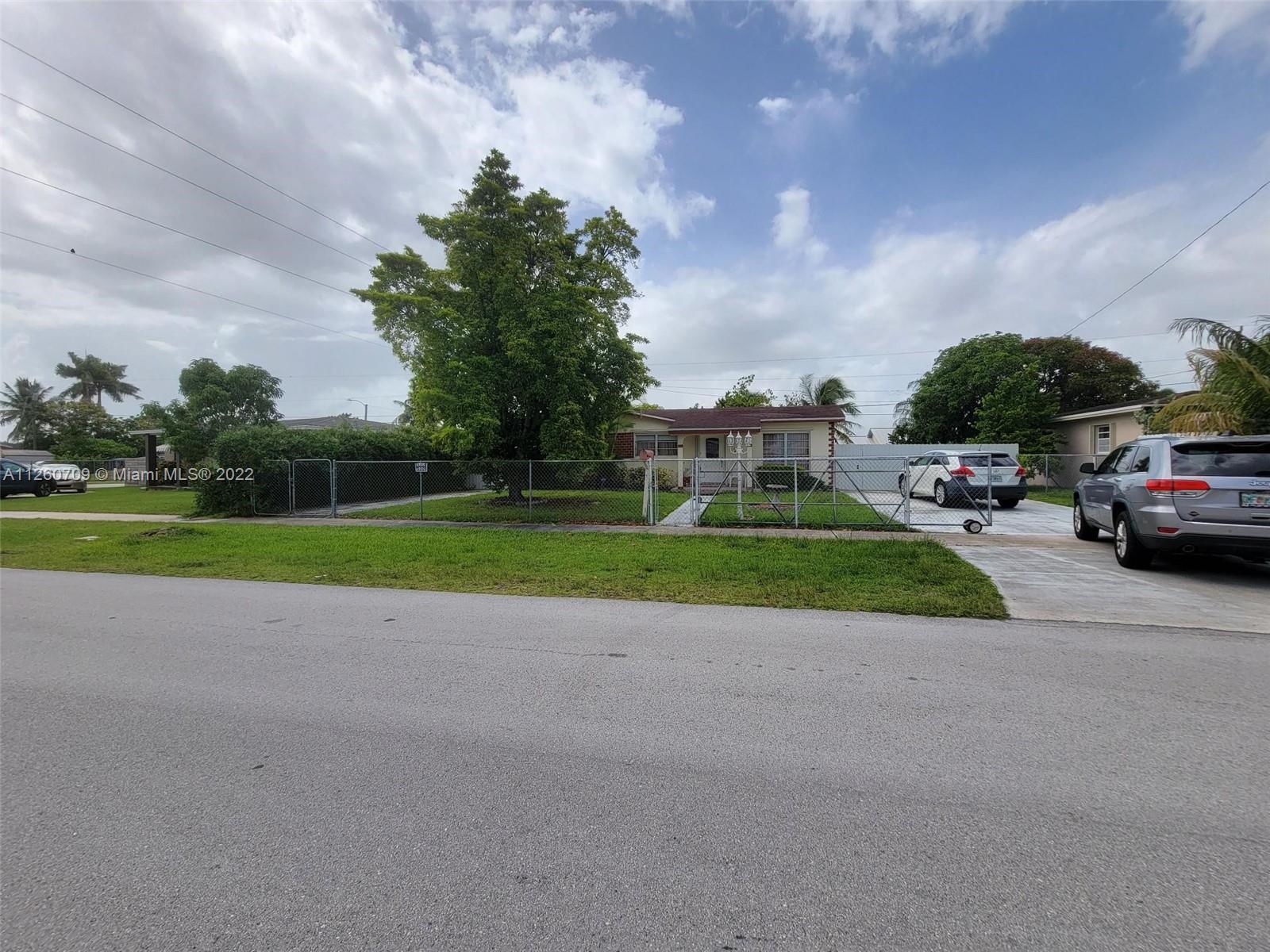 GREAT HOUSE WITH POOL, LARGE SPACE FOR CARS BOATS ETC, THREE BEDROOMS TWO BATHROOMS KITCHEN IN PATIO, ALL AMENITIES, JACUZZI, PERFECTLY LOCATED south Miami heights