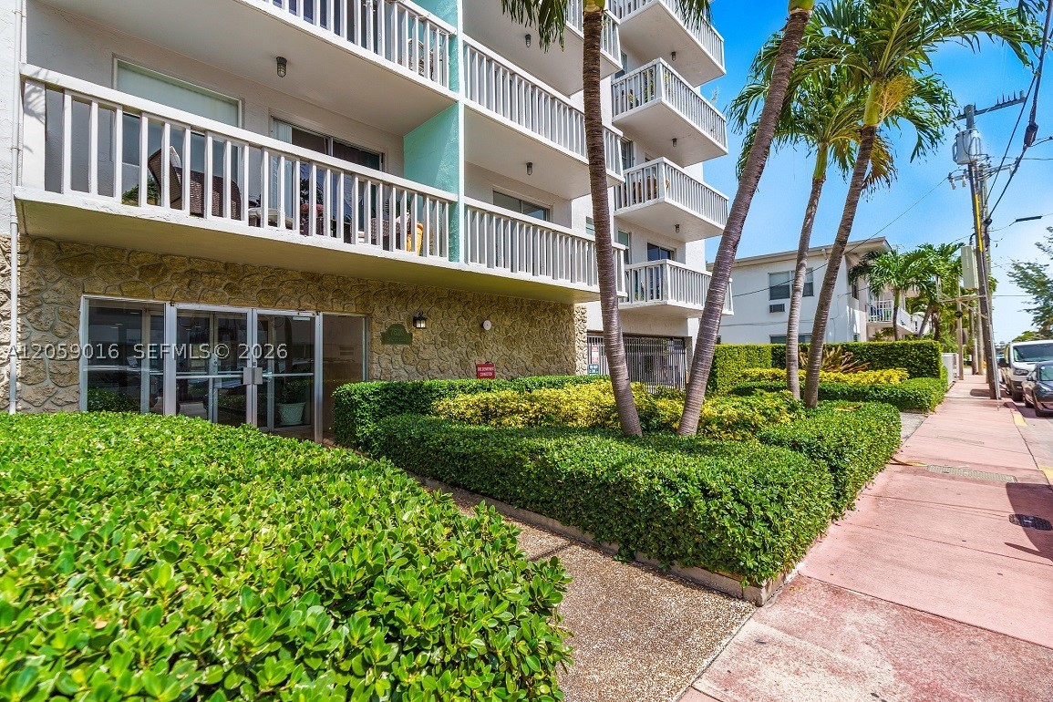 CARLYLE PLAZA CONDO - Residential