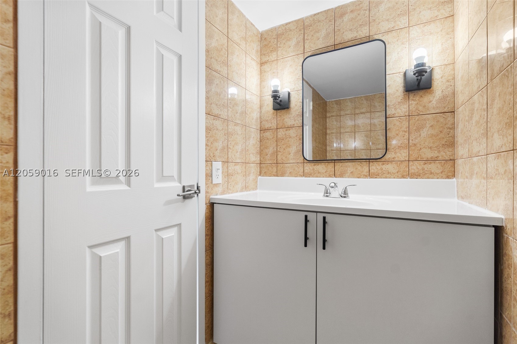CARLYLE PLAZA CONDO - Residential